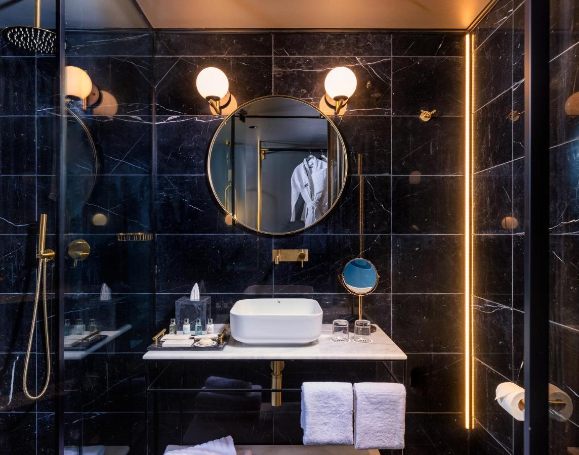 Quarto com Terraço e Banheira de Hidromassagem