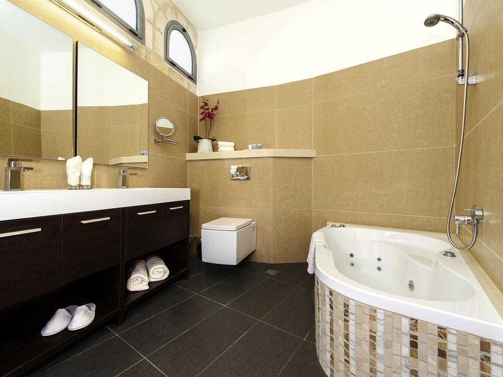 Deluxe One-Bedroom Suite with Spa Bath