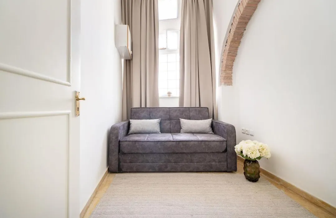 Authentic 1 Bdr In The Heart Of Jerusalem-1