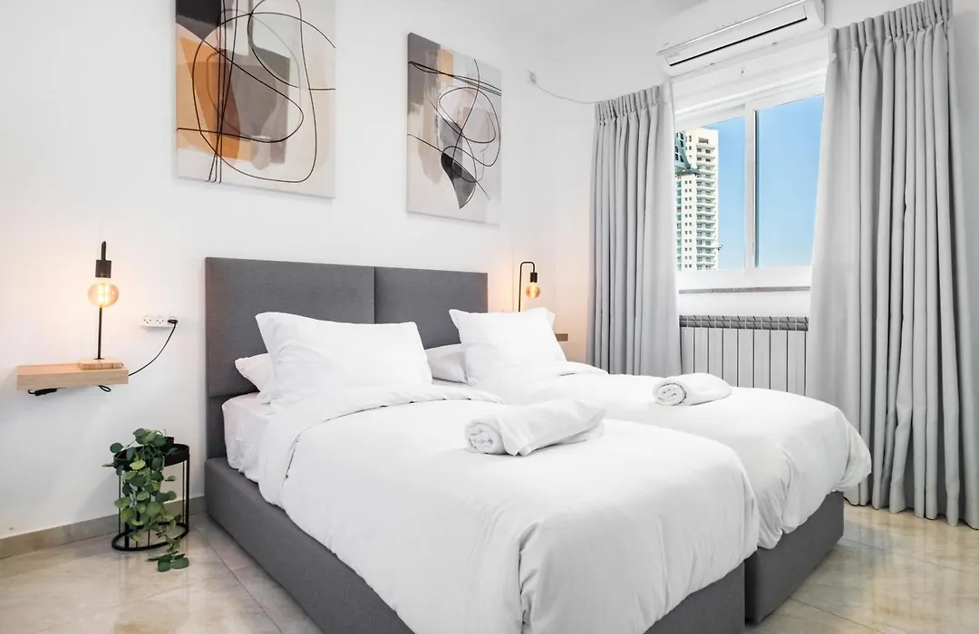 יציאה במוצ"ש כלולה במחיר- Modern Bright, Near Mahane Yehuda Market By Tishrei-1