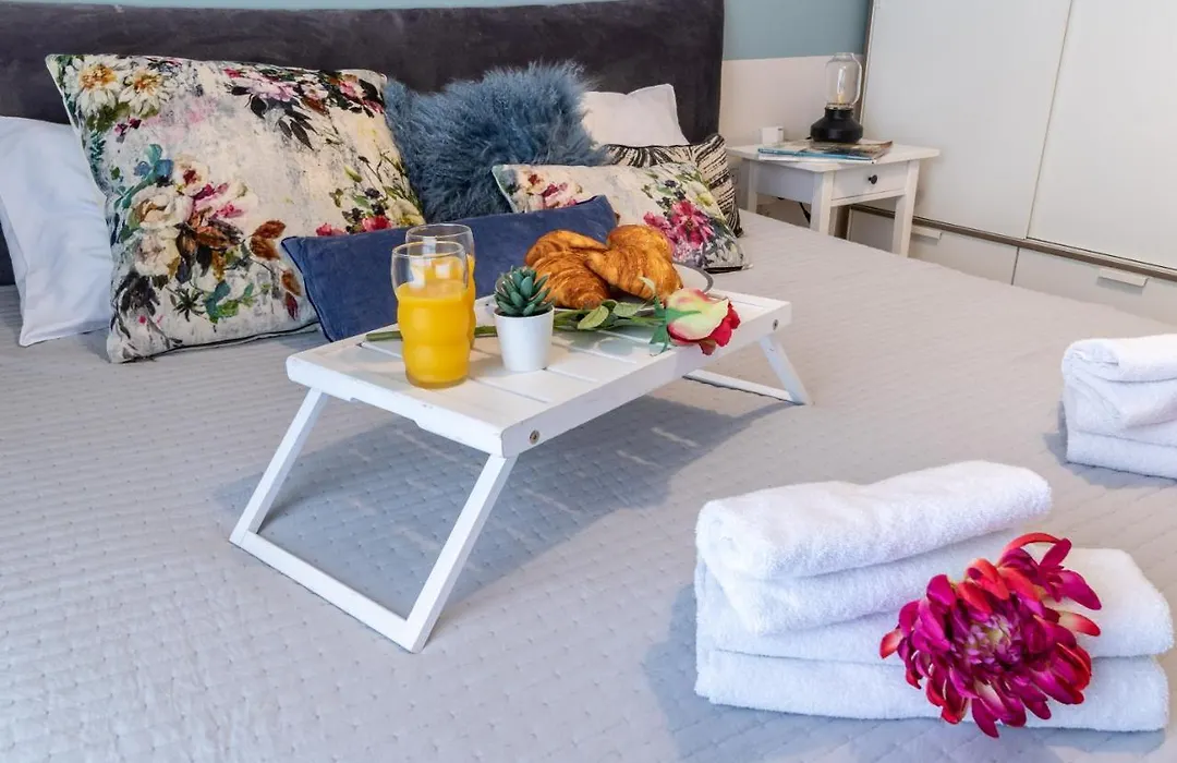 Luxury One-Bedroom Apartment/Parking In City Center-1