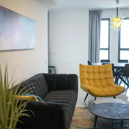 Gorgeous Design 3 Bdr Apart - J Tower - Amazing View!-2