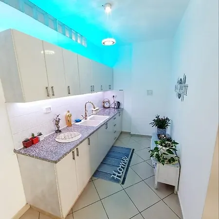Pleasant Cozy Sunny Room With Garden-2