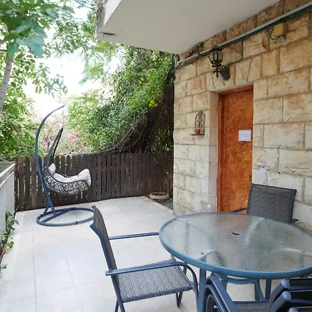 Quiet Garden Apartment In Rehavia-3