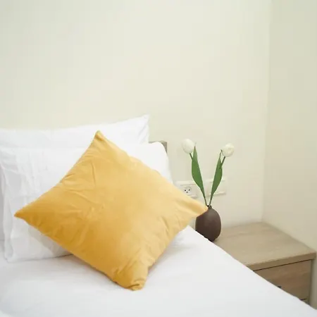 Quiet Garden Apartment In Rehavia-2