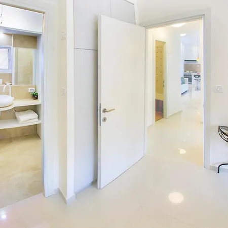 Luxury Apartment In The Heart Of The German Colony-3
