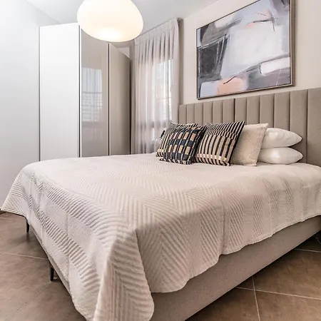 Deluxe 3 Bedrooms Flat In Residential Area-2