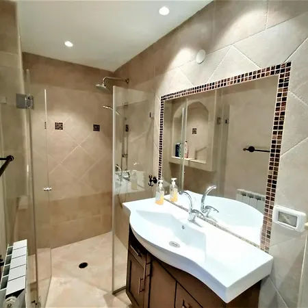 Family Apartment Near Old City-3