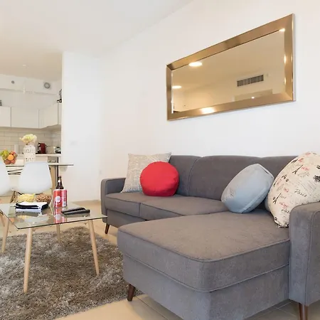 Luxury One-Bedroom Apartment/Parking In City Center-3