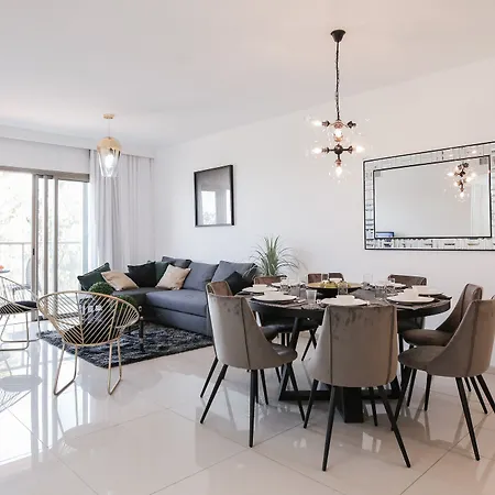 Luxury 2Br Apt In City Center-3