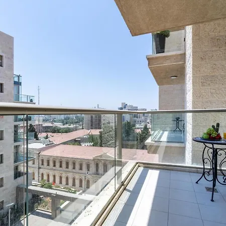 Luxury One-Bedroom Apartment/Parking In City Center-2