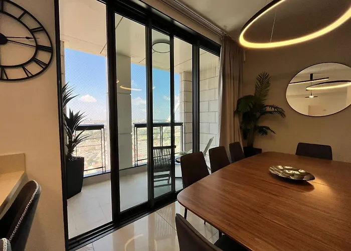 Huisdiervriedelijke New Luxuries 3 bedroom apartment in J TOWER Jeruzalem