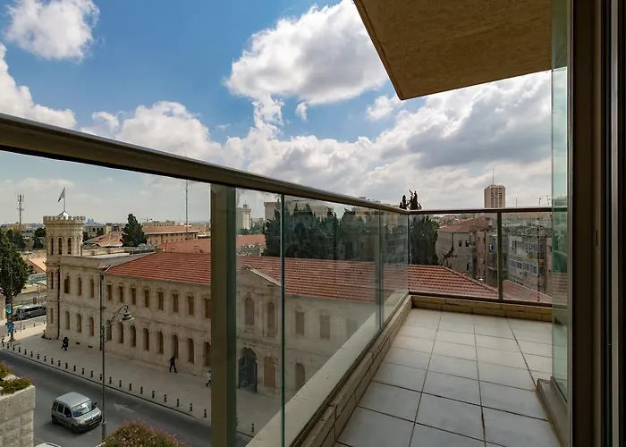 Enjoy Views Of Jerusalem From Chic Flat che accetta animali